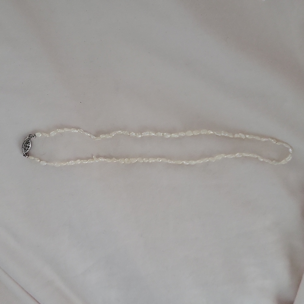 Freshwater pearl necklace in white